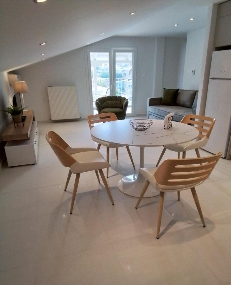 Kitchen or kitchenette, Living room, Seating area, Dining area