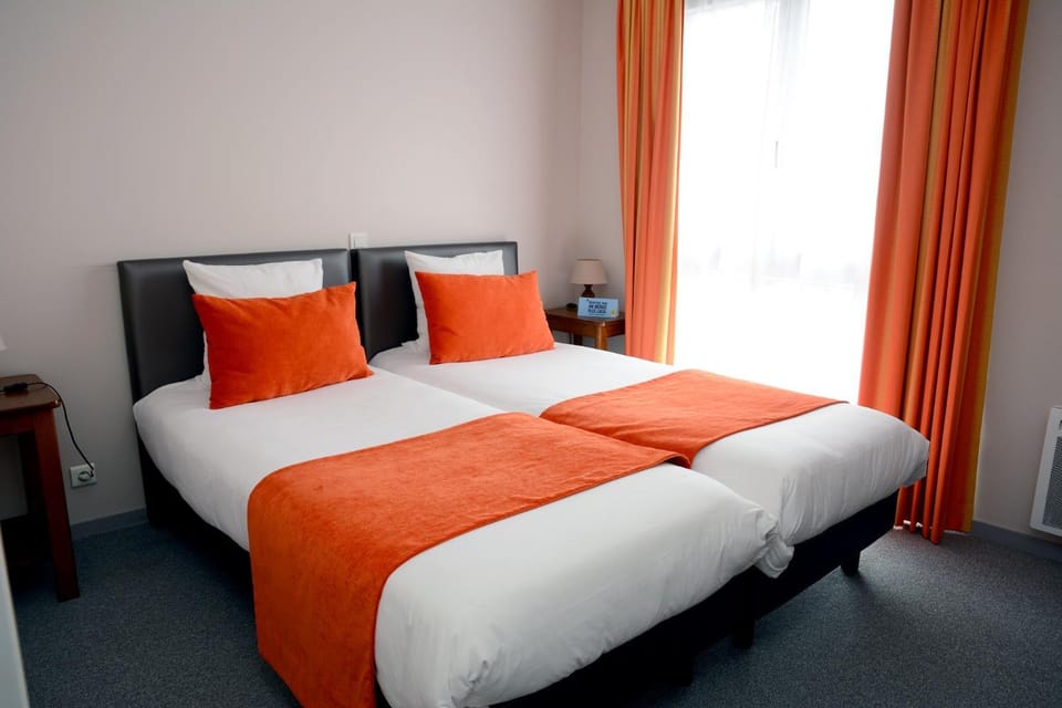 Hôtel Restaurant La Paix La Robe et le Palais Hotel in Normandy