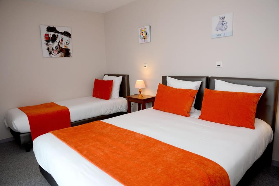 Hôtel Restaurant La Paix La Robe et le Palais Hotel in Normandy