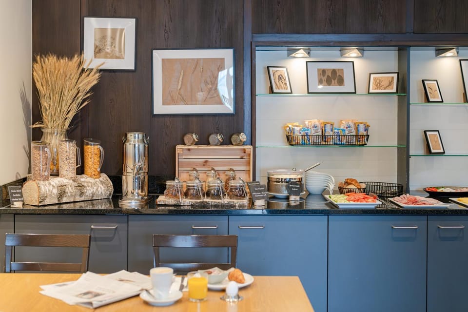 Food and drinks, Food, Breakfast, Continental breakfast, Buffet breakfast