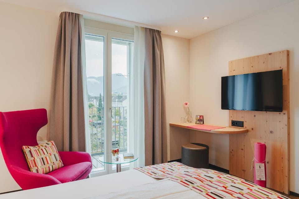 Bed, TV and multimedia, Photo of the whole room, Seating area, Bedroom