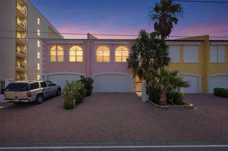 Incredible Views From Oceanfront 3 Bedroom Townhouse Townhouse House in South Padre Island
