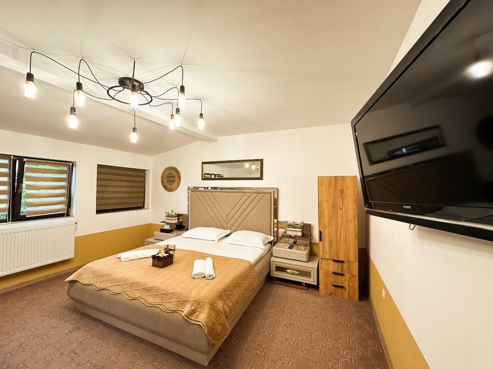 Bed, TV and multimedia, Bedroom