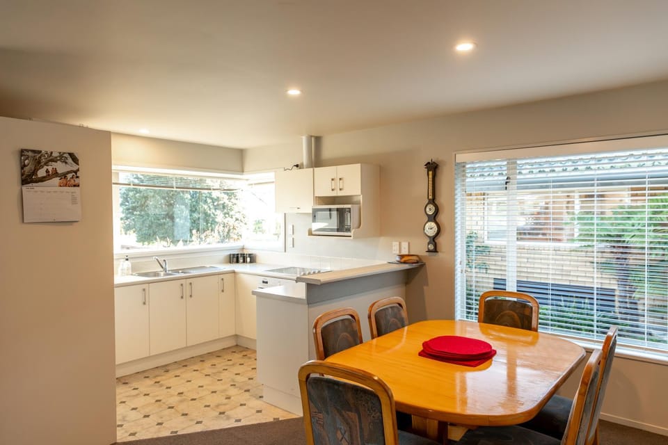 Dining area, kitchen