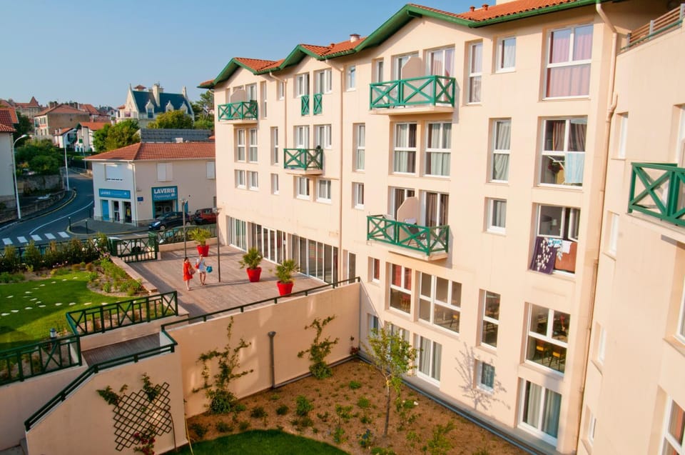 Property building, Facade/entrance, Day, Neighbourhood, City view, Street view, Location, Parking