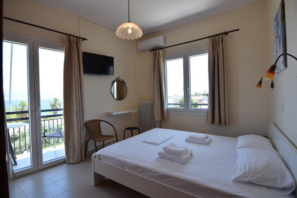 Bed, Balcony/Terrace, Photo of the whole room, Bedroom, Sea view