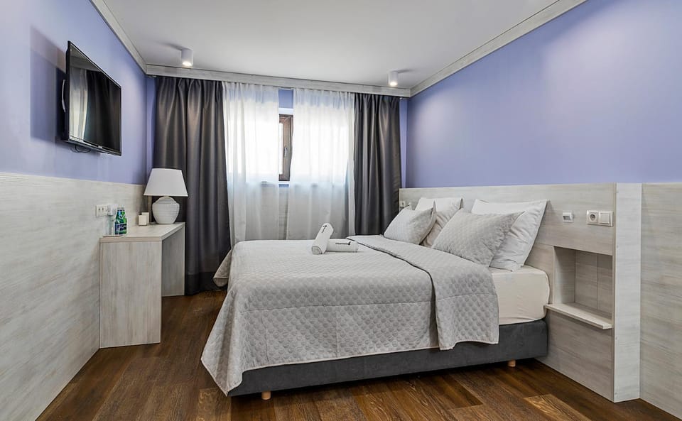 Bed, TV and multimedia, Bedroom