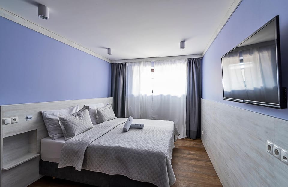 Bed, TV and multimedia, Photo of the whole room