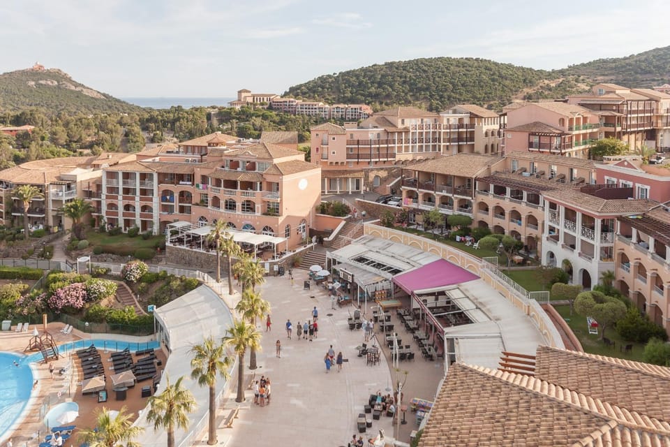 Property building, Nearby landmark, Facade/entrance, Day, Neighbourhood, Natural landscape, Bird's eye view, City view, Mountain view, Pool view, Sea view, Street view, Swimming pool, Location, sunbed