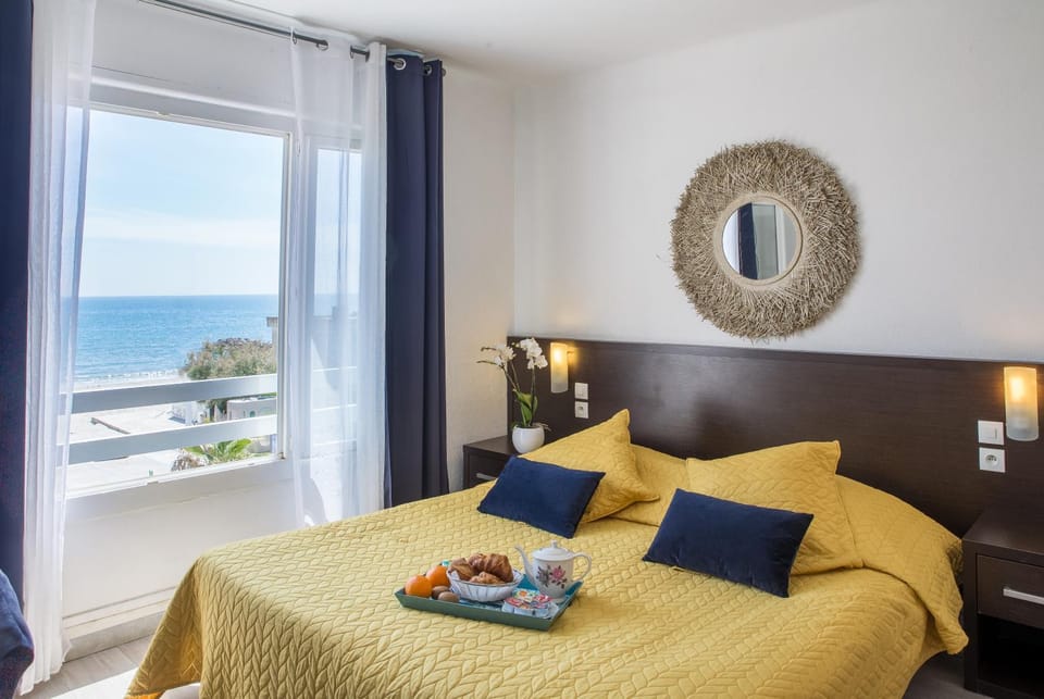 Photo of the whole room, Sea view