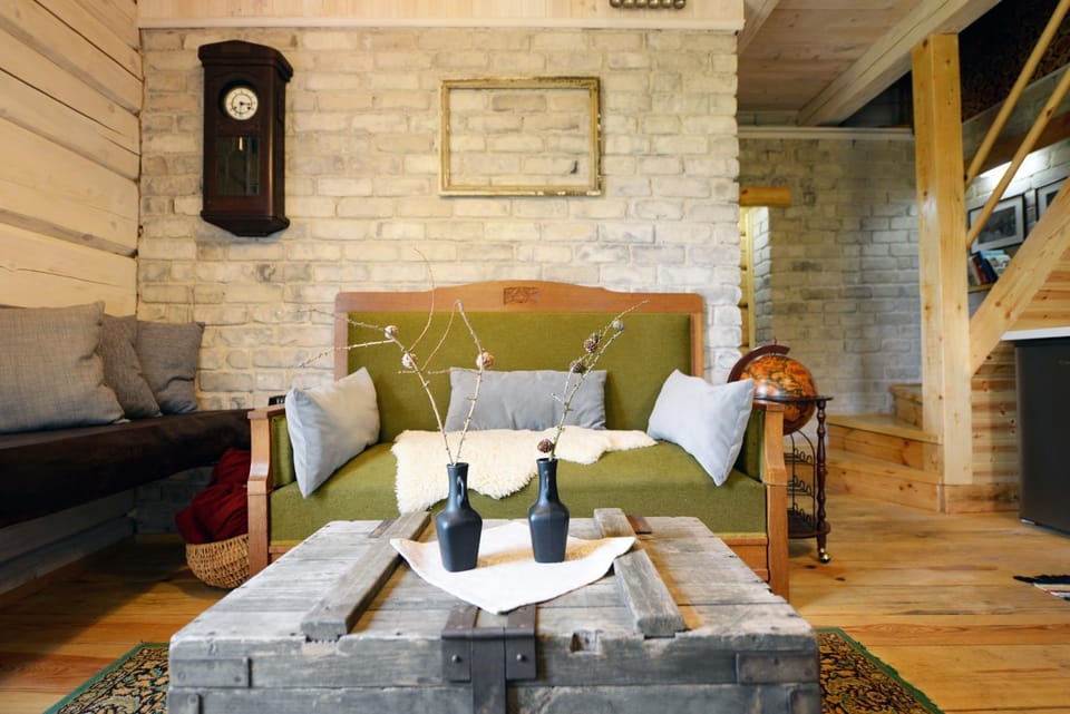 Photo of the whole room, Seating area