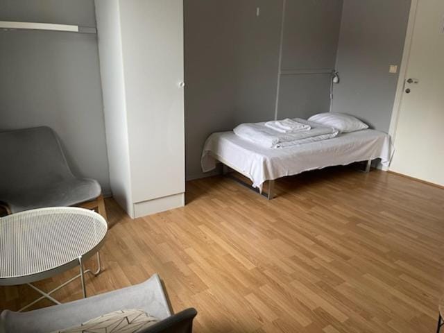 Bed, Seating area, Bedroom