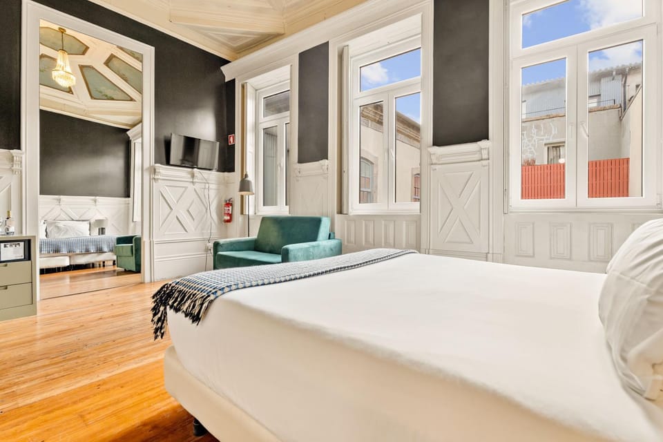 Bed, TV and multimedia, Photo of the whole room, Seating area, Bedroom