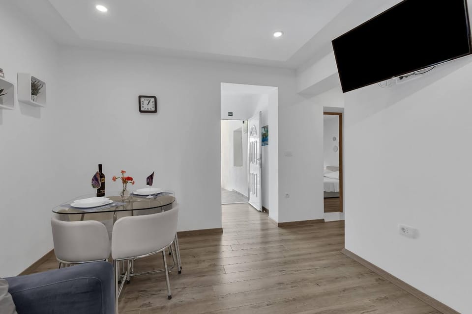 TV and multimedia, Living room, Dining area