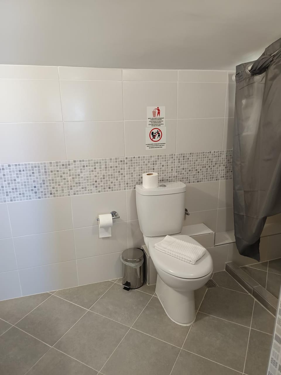 Toilet, towels