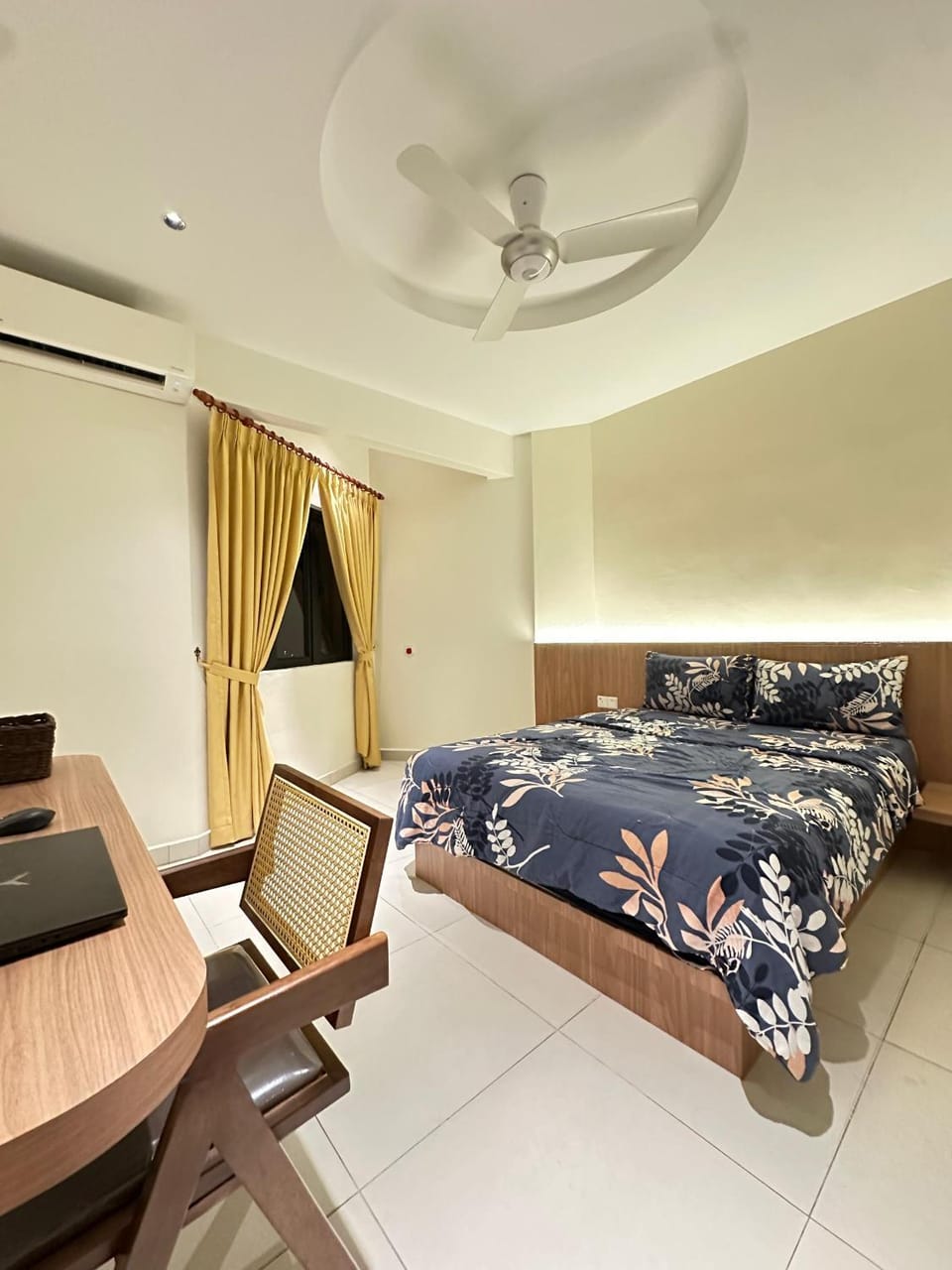 Bed, Photo of the whole room, Seating area, Bedroom