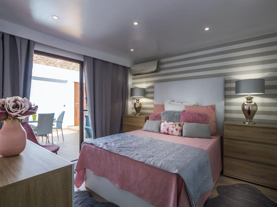 Bedroom, cot