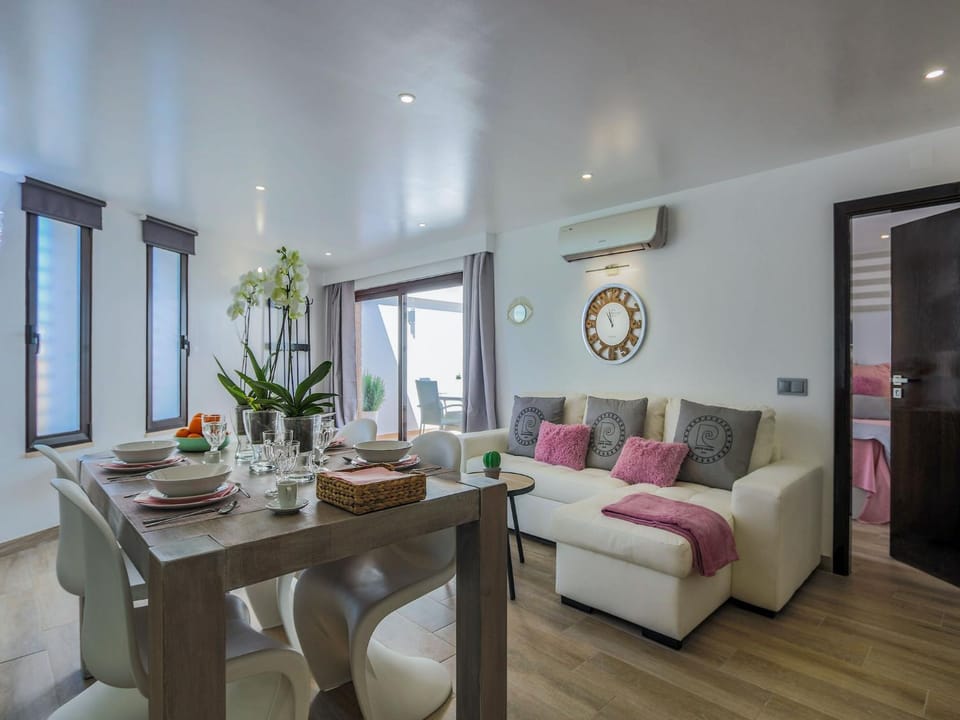 TV and multimedia, Balcony/Terrace, Living room, Seating area, Dining area, Area and facilities