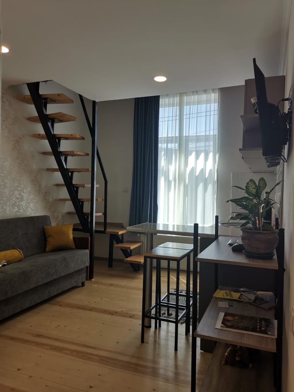TV and multimedia, Living room, Seating area, Dining area