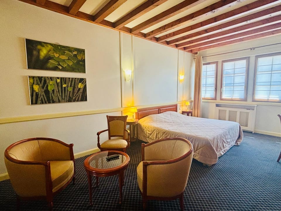 Bed, Photo of the whole room, Seating area, Bedroom