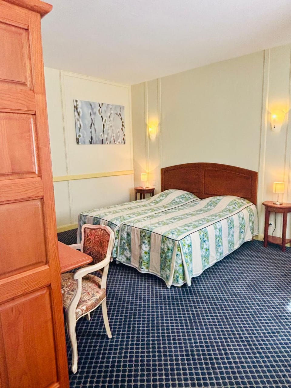 Photo of the whole room