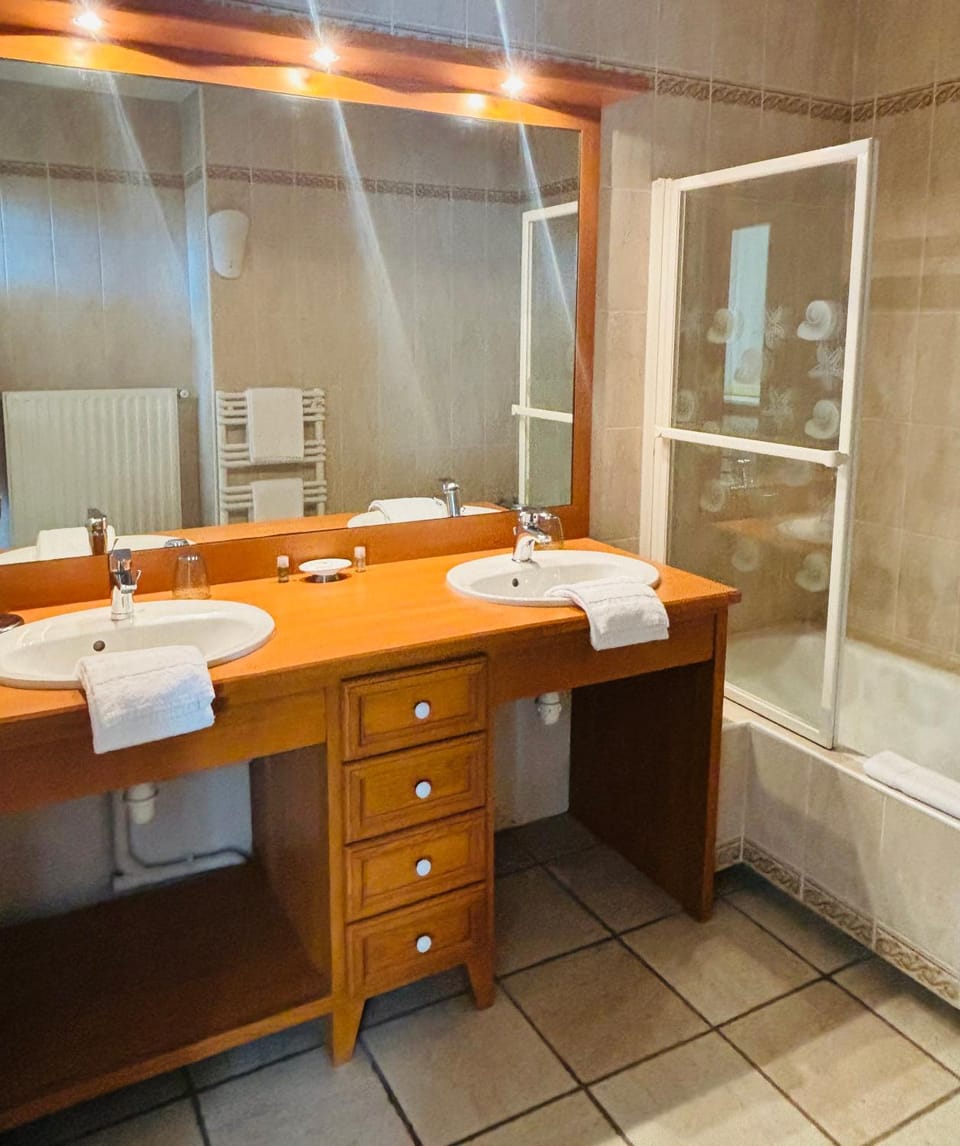 Bathroom, Bath, towels