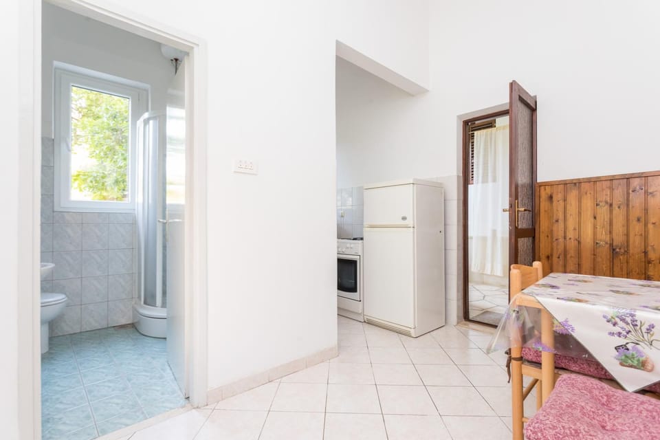 Bathroom, Kitchen or kitchenette, Dining area