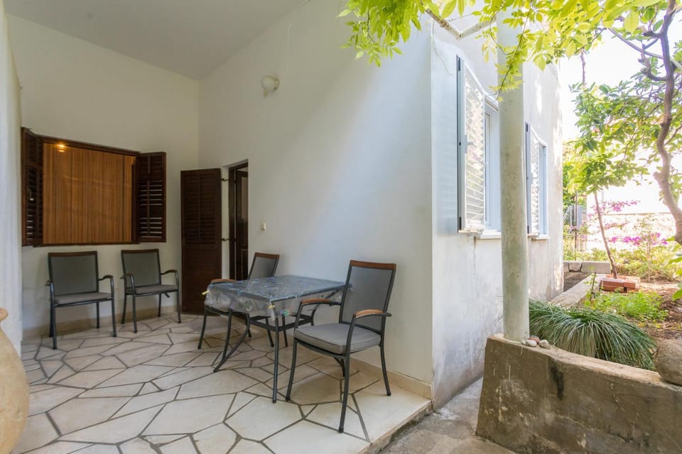 Facade/entrance, Balcony/Terrace, Dining area