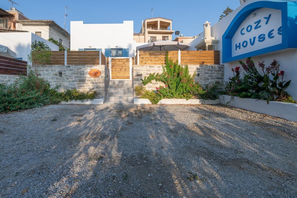 Property building, Facade/entrance, Property logo or sign, Neighbourhood