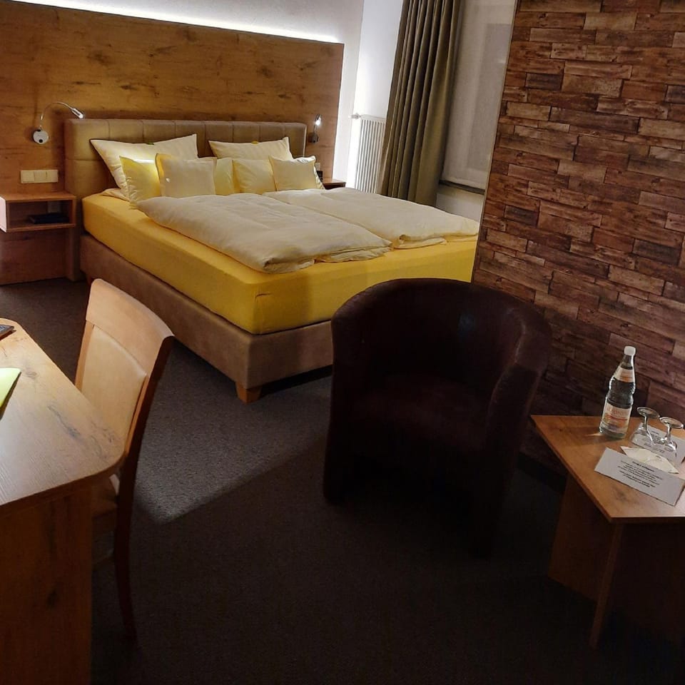 Bed, Photo of the whole room, Seating area, Bedroom