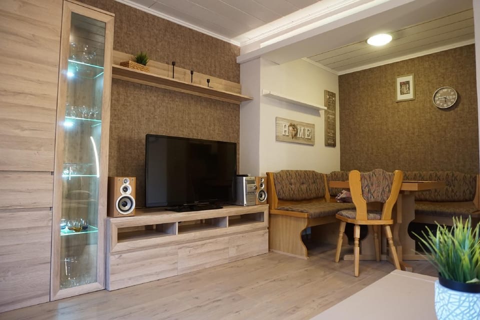 TV and multimedia, Living room, Seating area, Dining area