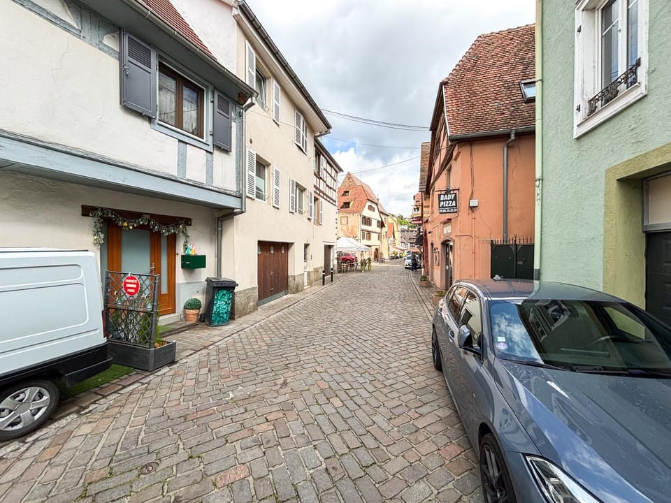 Neighbourhood, Street view, Location