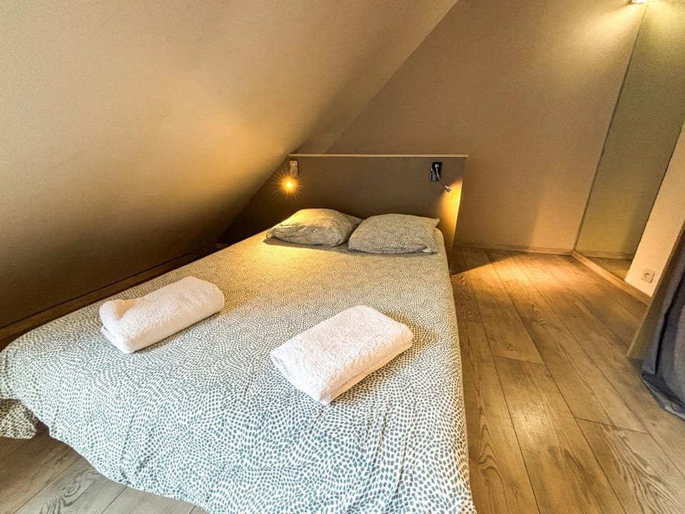 Bed, Photo of the whole room, Bedroom, towels