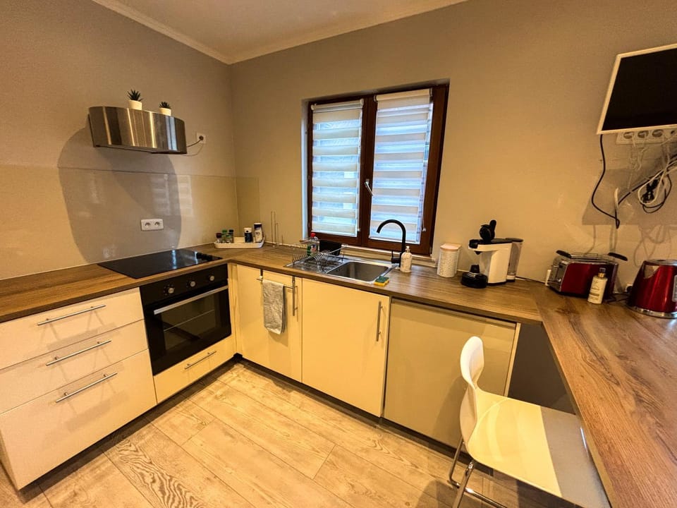 TV and multimedia, Coffee/tea facilities, Kitchen or kitchenette, dishwasher, oven, stove, toaster