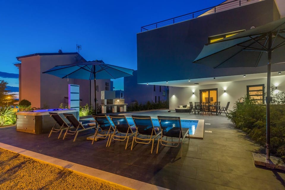 Property building, Swimming pool, sunbed
