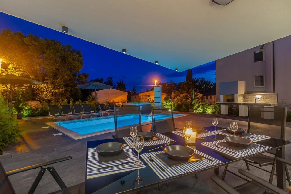 Patio, BBQ facilities, Dining area, Swimming pool