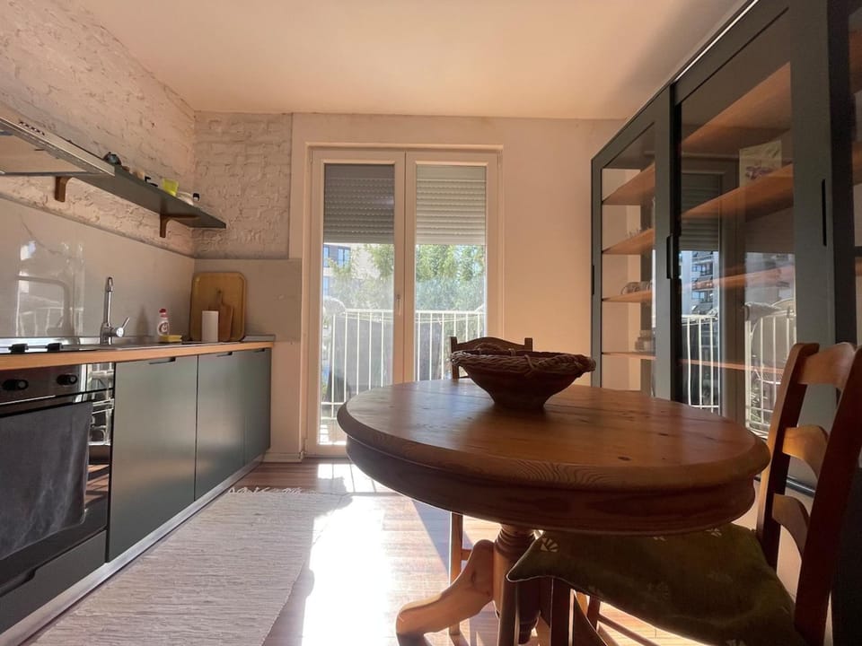 Kitchen or kitchenette, Dining area, oven, stove