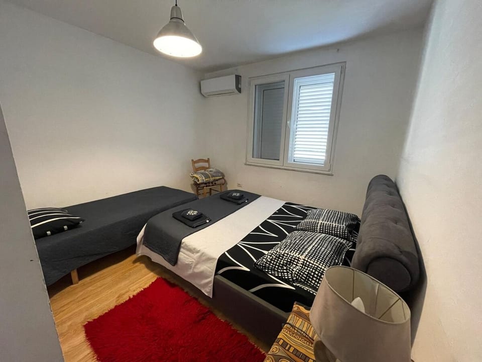 Bed, Living room, Photo of the whole room, Seating area, Bedroom, air conditioner