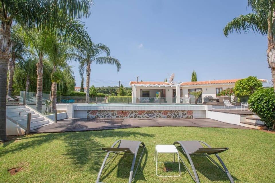 Garden, Seating area, Swimming pool