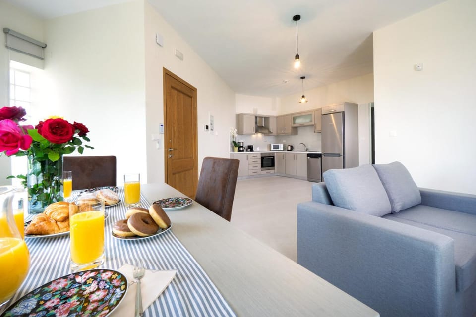 Living room, Food and drinks, Seating area, Dining area