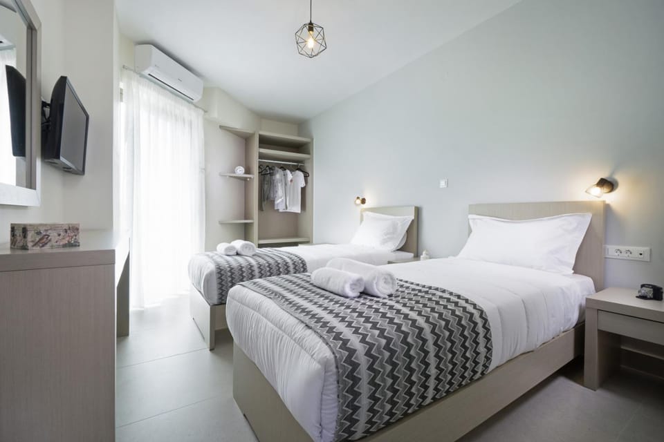 Bed, TV and multimedia, Bedroom