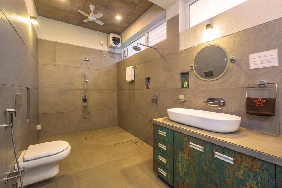 Shower, Toilet, Bathroom, bidet, towels, towels