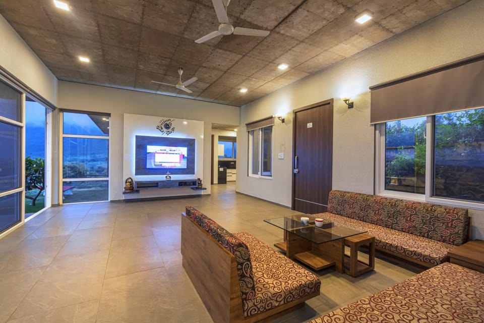 Communal lounge/ TV room, TV and multimedia, Living room, Seating area, Evening entertainment