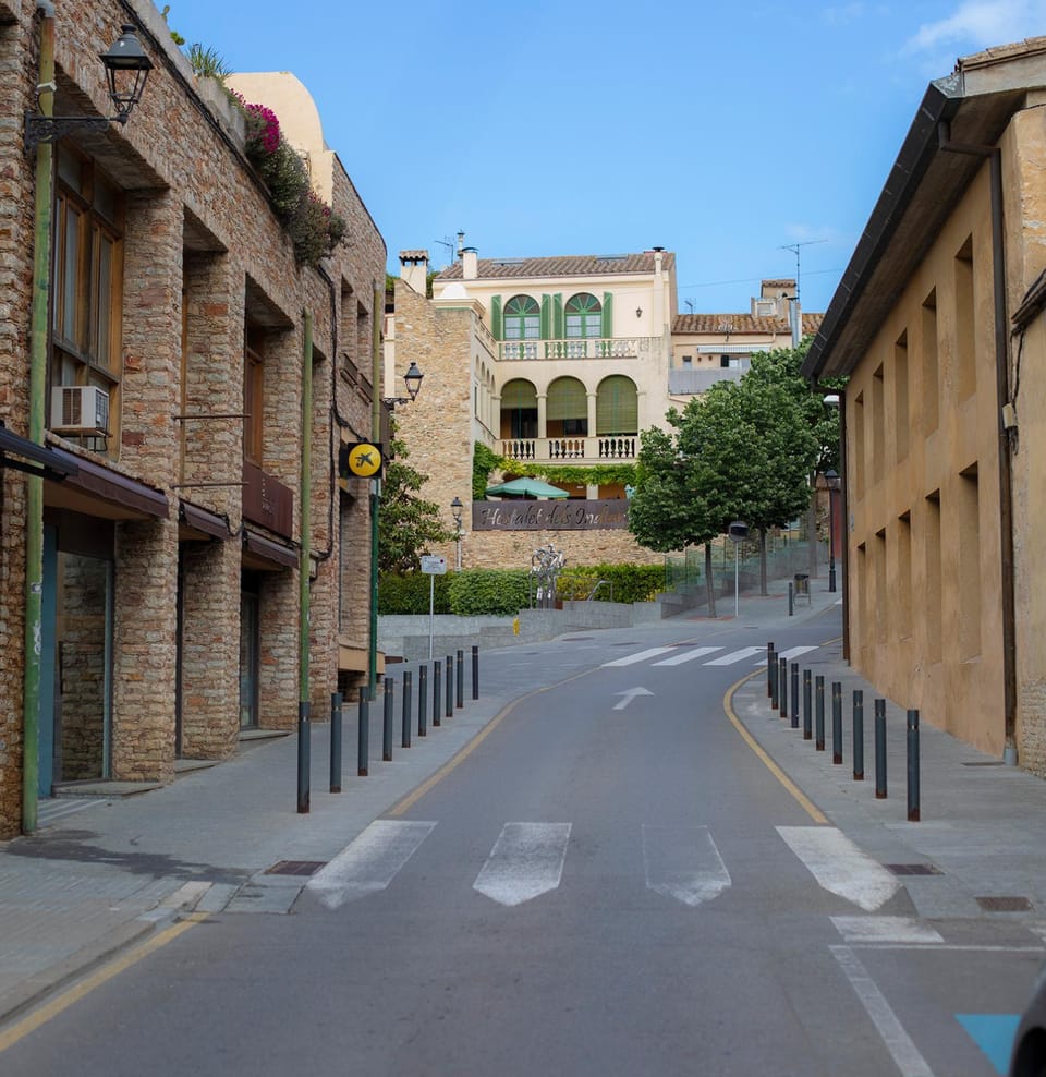 Property building, Facade/entrance, City view, Location, Parking