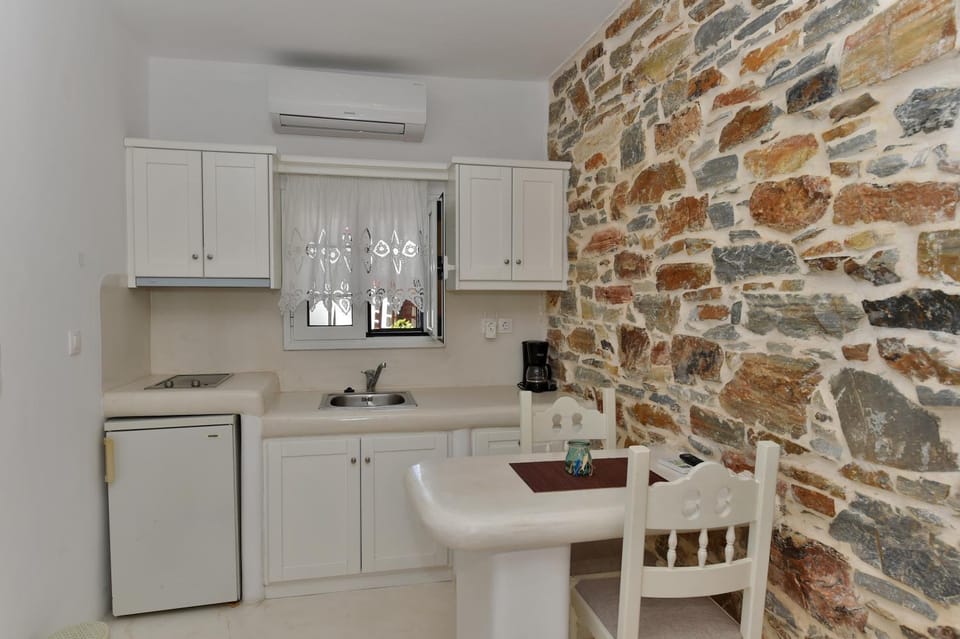 Coffee/tea facilities, Kitchen or kitchenette, Seating area, Dining area