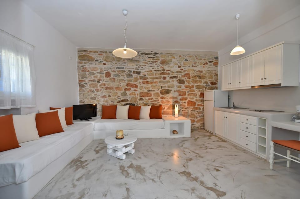 TV and multimedia, Kitchen or kitchenette, Living room, Seating area, Dining area, Bedroom, Area and facilities