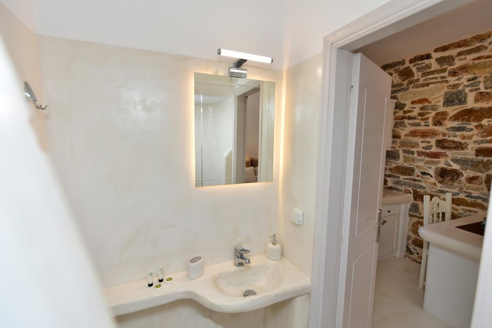 Toilet, Bathroom, Kitchen or kitchenette, Seating area, Dining area, Bedroom, Area and facilities, Bath