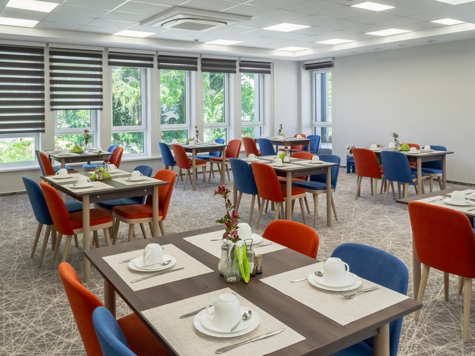 Restaurant/places to eat, Banquet/Function facilities, Internal: Not applicable to any particular room