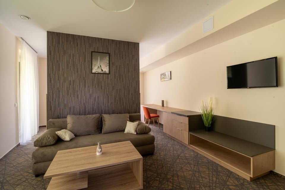 TV and multimedia, Living room, Photo of the whole room, Seating area