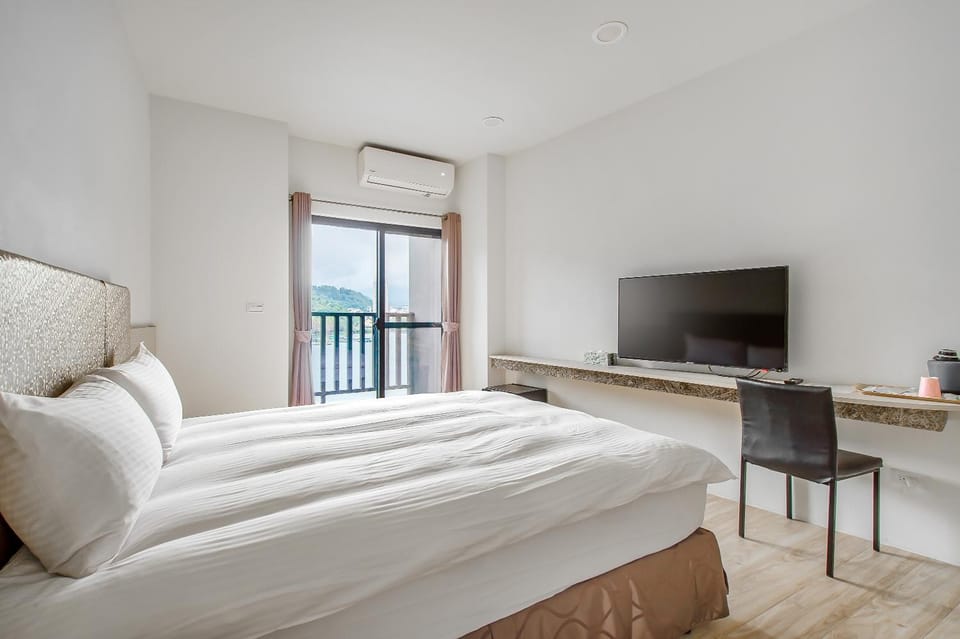 Bed, TV and multimedia, Photo of the whole room, Bedroom